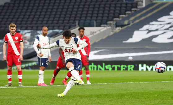 Tottenham Hotspur's Son Heung-min scores their second goal from the penalty spot to take a 2-1 win over Southampton at Tottenham Hotspur Stadium in London on Wednesday. [REUTERS/YONHAP]