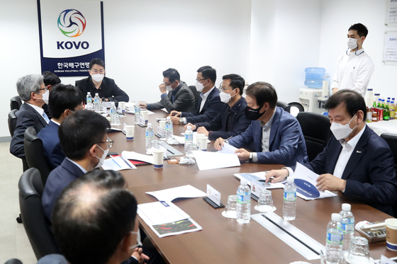 The Korea Volleyball Federation (KOVO) holds a board meeting on Tuesday to discuss the creation of a seventh women's volleyball team run by Pepper Savings Bank at the KOVO office in Mapo District, western Seoul. [News1]