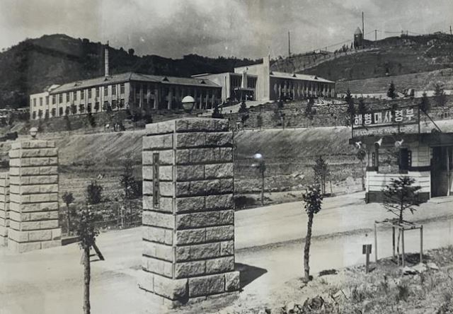 서울시가 66년만에 처음 공개하는 용산구 옛 방위사업청 부지. 사진은 1955년 이 부지에 들어선 초대 해병대사령부 전경. 서울시 제공
