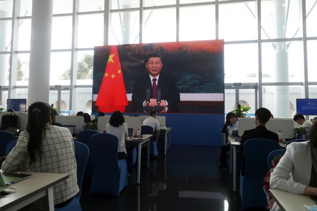 시진핑 중국 국가주석이 지난 20일 하이난성에서 열린 보아오 포럼 개막식에서 화상으로 기조연설을 하는 모습이 미디어센터에 설치된 대형 스크린에 나오고 있다. 로이터연합뉴스