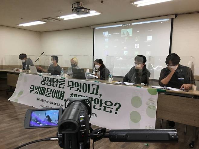 ▲'공정담론의 공공적 재구성을 위한 대책회의'(가칭)가 20일 민주노총에서 토론회를 열었다. 왼쪽부터 이상윤 민주노총 서울본부 조직차장, 김동근 사회진보연대 조직국장, 이가현 활동가, 명숙 인권운동네트워크 활동가, 박권일 평론가, 공성식 공공운수노조 정책기획실장. 사진=대책회의