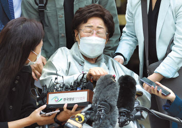 21일 서울 서초구 중앙지방법원에서 일본군 위안부 피해자들이 일본 정부를 상대로 국내 법원에 제기한 두 번째 손해배상 청구 소송 선고 공판이 끝난 뒤 이용수 할머니가 판결에 대한 입장을 밝혔다. [연합]