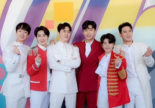 A warm group shot of the TOP6 of Mr. Trot has been released.On April 22, the New Era project official Instagram posted a picture.The photo shows TOP6 Lim Young-woong Young Tak Lee Chan-won Jung Dong-won Jang Min-Ho Kim Hie-jae wearing white and red costumes.The luxurious costumes reminiscent of the prince and the appearance of the top 6 members who have been in the water catch the eye.The New Era project said: The Queens return. The Queen of Mr. Trot. The eardrums of legends, the Gift!I invite you to the feast of Medley, who will be responsible for Thursday night. He promoted the Call Center of Love to be broadcast on this day.On the other hand, Ha Chun Hwa, Kim Soo Hee, Kim Sang Bae and Park Hyun Bin will appear in Colcenta of Love.