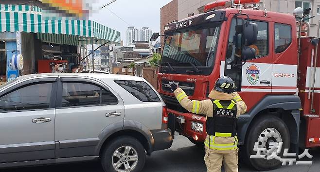 22일 경남 김해시 동상동에서 불법차량을 강제처분하는 소방훈련이 진행됐다. 이형탁 기자