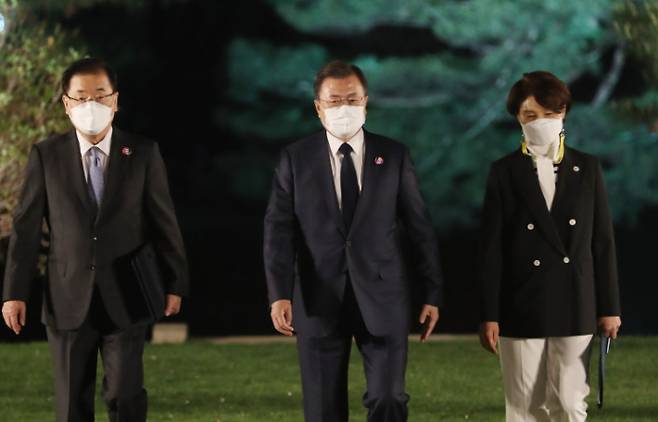 문재인 대통령이 22일 청와대 상춘재에서 화상으로 열린 기후정상회의에 참석하고 있다. 연합뉴스
