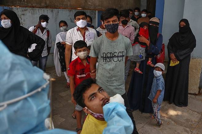 지난 19일(현지시간), 인도 하이데라바드에서 의료진이 주민들의 검체를 채취하고 있다. AP연합뉴스