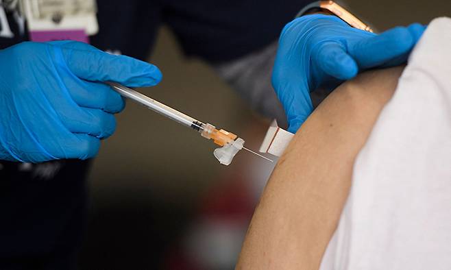 17일(현지시간) 미국 캘리포니아 가데나에서 한 시민이 신종 코로나바이러스 감염증(코로나19) 백신을 접종하고 있다. 가데나=AFP연합뉴스