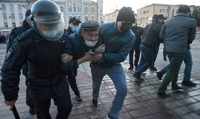 러시아 극동 부랴티야공화국 울란우데에서 나발니 지지 시위 참가자가 경찰에 연행되는 모습. 울란우데=AP연합뉴스