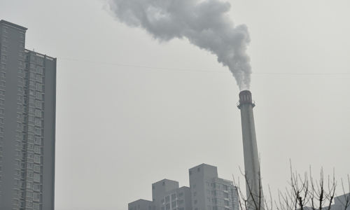 중국 산시성 타이위안의 한 공장 굴뚝에서 연기가 뿜어져 나오고 있다. 신화연합뉴스