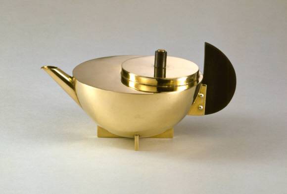 ‘MT49찻주전자’는 바우하우스 시대의 가장 유명한 작품 중 하나로, 성차별에 반발한 마리안네 브란트가 남학생들의 전유 공간이었던 금속 공방에서 몇 날 며칠을 두들겨 만들었다.