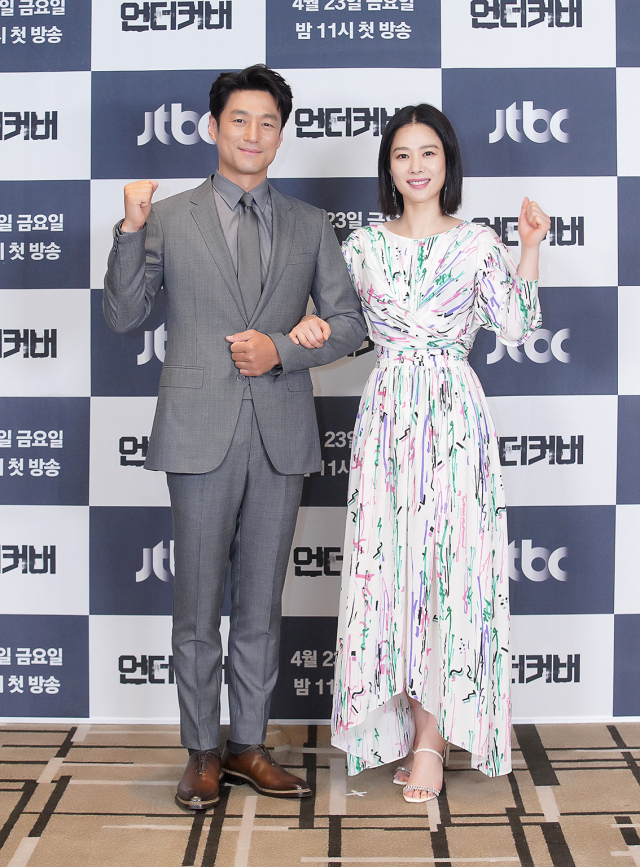 22일 JTBC '언더커버' 제작발표회에 참석한 배우 지진희, 김현주. / 사진=JTBC 제공