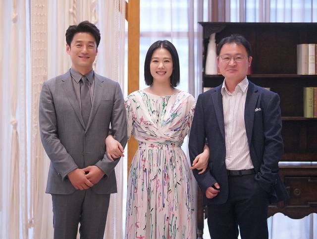 22일 JTBC '언더커버' 제작발표회에 참석한 배우 지진희, 김현주, 송현욱 감독. / 사진=JTBC 제공