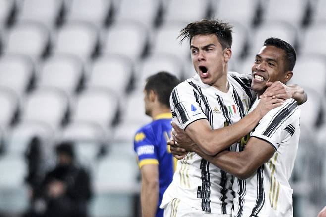 유벤투스의 파울로 디발라(왼쪽)가 21일(현지시간) 파르마와의 경기에서 두번째 골을 넣은 후 알게스 산드로의 축하를 받고 있다.  AP|연합뉴스