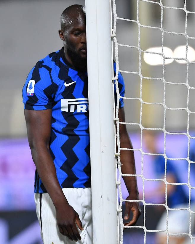 인터밀라의 로멜루 루카쿠가 21일(현지시간)골대에 머리를 댄 채 허탈한 표정을 짓고 있다. 로이터|연합뉴스