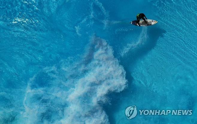 초여름 더위 날리는 시원한 서핑 [연합뉴스 자료사진]