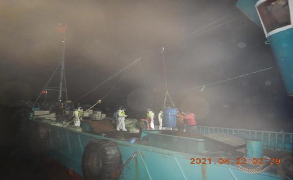 '어획물 허위기재' 중국 어획물운반선 1척 나포 (서울=연합뉴스) 해양수산부는 국내 수역에서 어획물을 허위기재한 혐의로 중국 어획물운반선 1척을 나포해 조사를 벌이고 있다고 22일 밝혔다. 나포한 선박은 선원 8명을 태운 노영어운 A호(213t·사진)다. 2021.4.22.[해양수산부 제공. 재판매 및 DB금지]