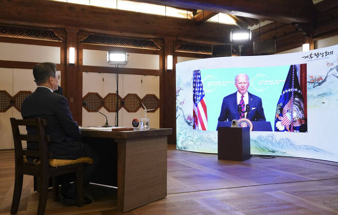 문재인 대통령이 지난 22일 청와대 상춘재에서 화상으로 열린 기후정상회의에 참석, 조 바이든 미국 대통령 발언을 듣고 있다. (사진=연합뉴스)