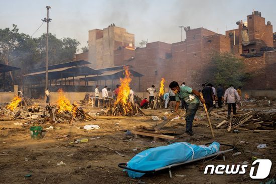 20201년 4월 23일 인도 델리 화장터에서 코로나19 사망자 시신을 집단으로 화장하고 있다. © 로이터=뉴스1