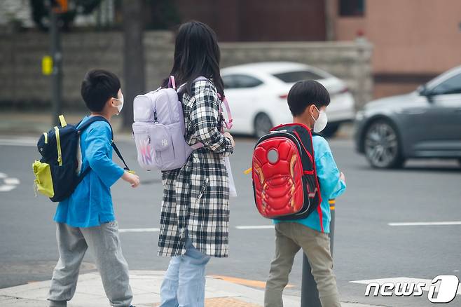 서울 시내 한 초등학교에서 지난 22일 마스크 쓴 학생들이 등교하고 있다. 2021.4.22/뉴스1 © News1 안은나 기자