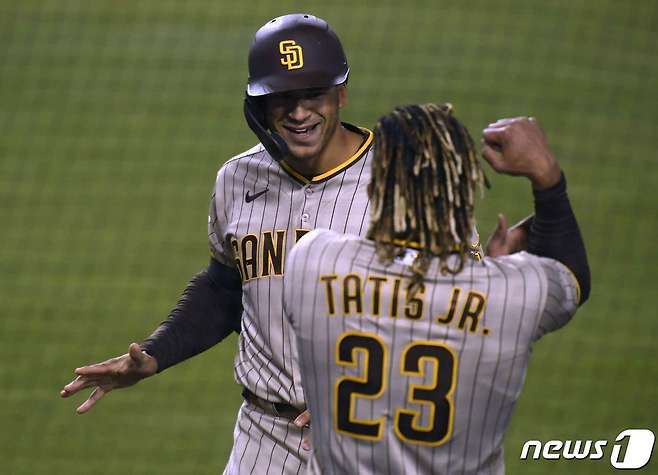 23일(한국시간) LA 다저스전에서 홈런을 친 샌디에이고 파드리스 트렌트 그리샴과 페르난도 타티스 주니어. © AFP=뉴스1