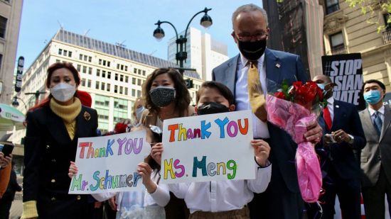 척 슈머 미국 민주당 상원 원내대표가 뉴욕 맨해튼 코리아 타운에서 아시아계 상대 증오범죄 방지법 추진을 발표하고 기념사진을 찍고 있다.