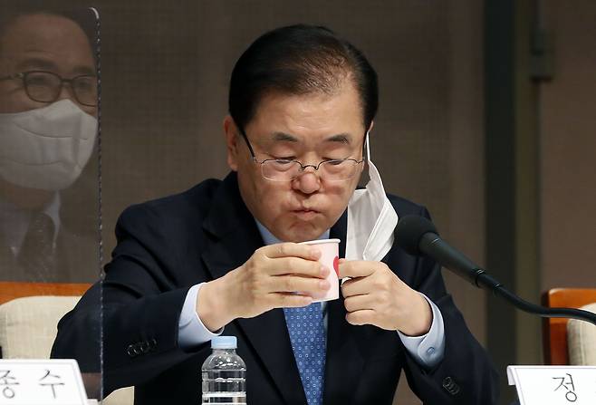 정의용 외교부 장관이 21일 오전 서울 중구 프레스센터에서 열린 관훈토론회에서 물을 마시고 있다. /뉴시스