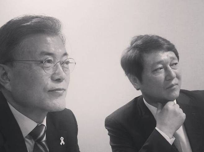 문재인(왼쪽) 대통령과 최재성 청와대 전 정무수석. /페이스북