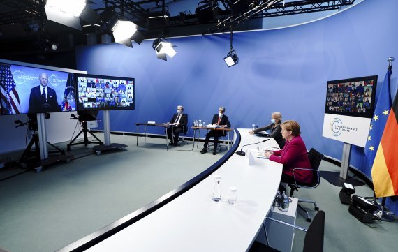 앙겔라 메르켈 독일 총리가 22일(현지시간) 독일 베를린에서 조 바이든 미국 대통령이 주최한 세계 화상 기후 정상회의에 참석하고 있다. AP뉴시스