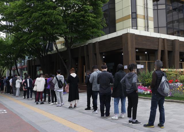 23일 오전 서울 송파구보건소 선별진료소에서 시민들이 코로나19 검사를 받기 위해 줄을 서서 기다리고 있다. 연합뉴스