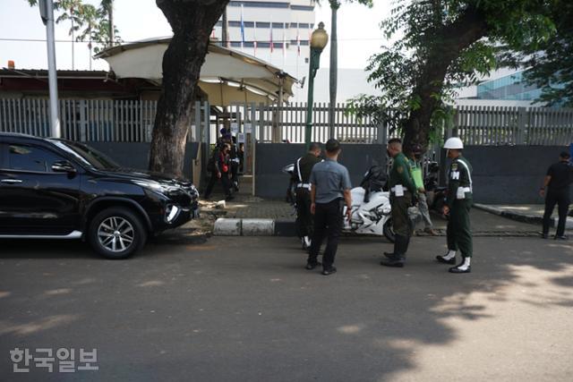 인도네시아 군인들이 23일 자카르타 도심 아세안 사무국 입구로 들어가고 있다. 자카르타=고찬유 특파원