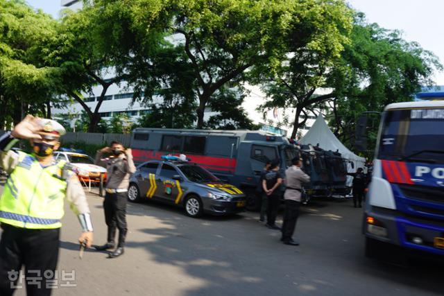 아세안 특별 정상회의가 예정된 인도네시아 자카르타 아세안 사무국 밖에서 23일 경찰이 사진 촬영을 막고 있다. 자카르타=고찬유 특파원