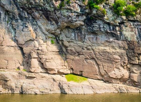 울산광역시 울주군 언양읍 대곡리 반구대 암각화는 풍화작용에 의한 마모가 심해 직접 찾아가도 선명한 그림을 보기가 쉽지 않다. [중앙포토]
