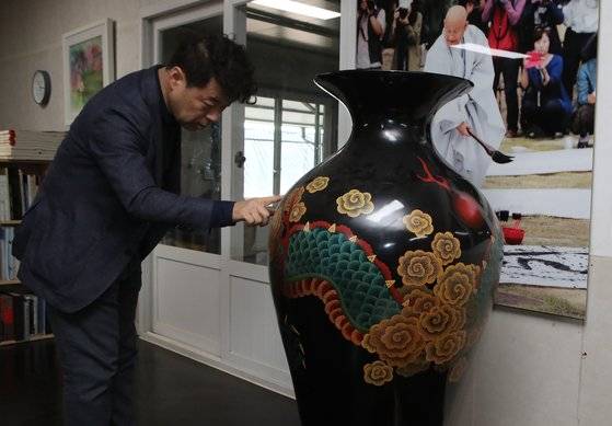 도자가 아니다. 삼베에 옻칠을 해서 만든 작품이다. 성파 스님은 아무리 던져도 깨지지 않는다고 했다.