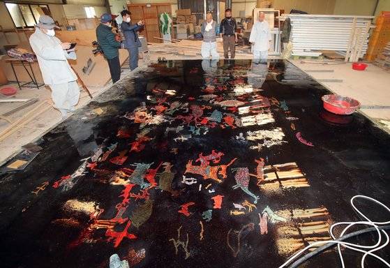 통도사 서운암에 마련된 작업실이다. 반구대 암각화를 되살린 작품의 크기가 너무 커서 반출할 때 작업실 정문을 떼어내야 했다.