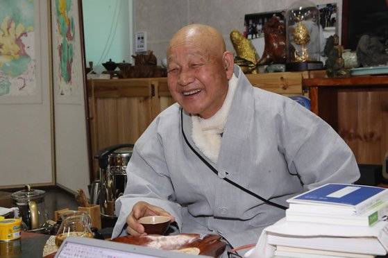 성파 스님은 "물은 모든 생명의 원천이다. 나전은 무른 물에서 나온 여문 옥이다"라고 설명했다.