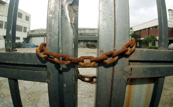 코로나19가 장기화하면서 일감이 끊겨 직원도 내보내고 빚으로 연명하는 중소기업이 늘고 있다. 전문가들은 중소기업에 대출만 늘려주기보다 세금이나 공과금 같은 부담을 줄여줘야 한다고 지적한다. 사진은 안산공단의 한 공장 모습 [중앙포토]