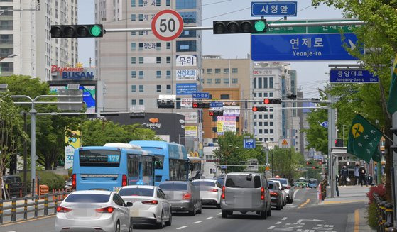 시속 50km 도로임을 표시한 부산 연제구 연제로. 송봉근 기자