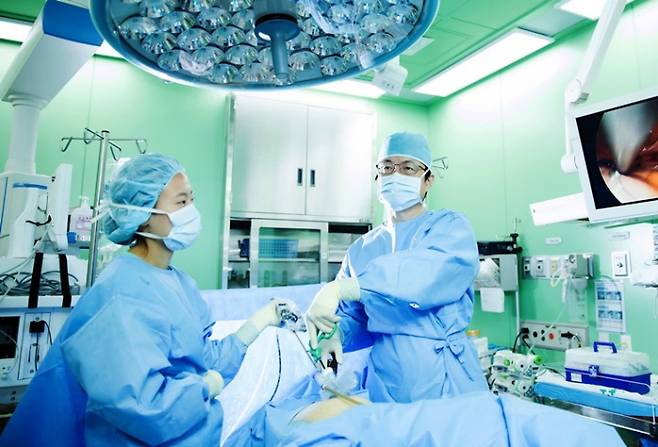 자궁근종은 정기적인 관찰이 기본이지만 크기가 크거나 심한 증상을 보일 경우 수술을 고려해야 한다. 김용욱 교수가 단일공 복강경수술을 진행하고 있다. 인천성모병원 제공