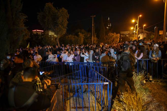 유대인 극우단체 ‘레하바’ 회원 수백명이 라마단 금식 후 팔레스타인인들이 저녁 모임을 가지는 예루살렘 구시가지 다마스커스 문 앞에서 “아랍인에게 죽음을”이라고 외치고 있다. |AFP연합뉴스