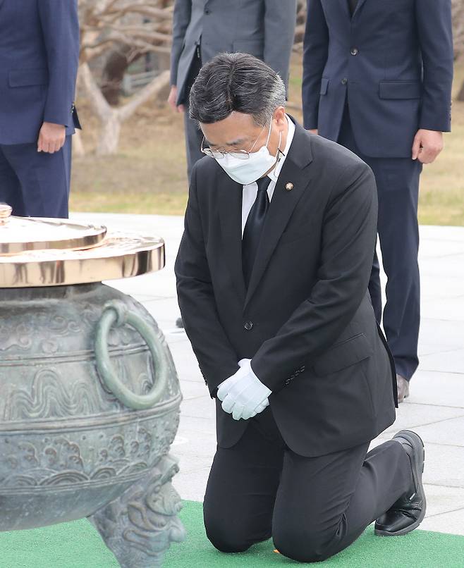 Reflecting on Past Mistakes? Yun Ho-jung, head of the Democratic Party of Korea’s emergency committee kneels and pays his respects in front of the memorial monument at the Seoul National Cemetery in Dongjak-gu, Seoul on April 22. National Assembly press photographers