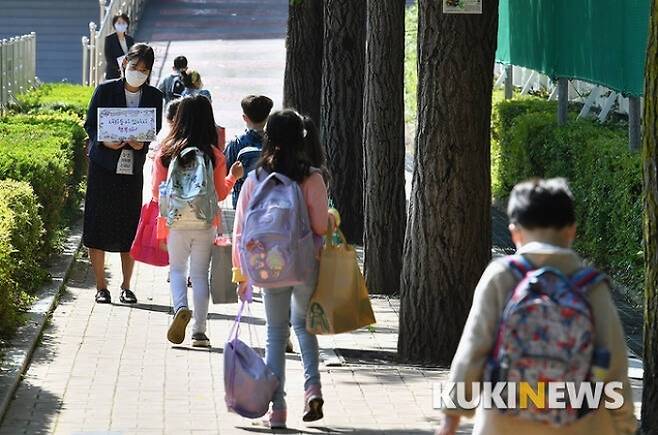 지난해 6월 서울시 한 초등학교에 학생들이 등교하고 있다. 박태현 기자