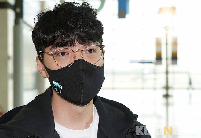 2021 MSI에 출전하는 담원 기아 김정균 감독이 23일 오전 인천국제공항에서 출국을 앞두고 인터뷰를 하고 있다. 2021.04.23. 박효상 기자