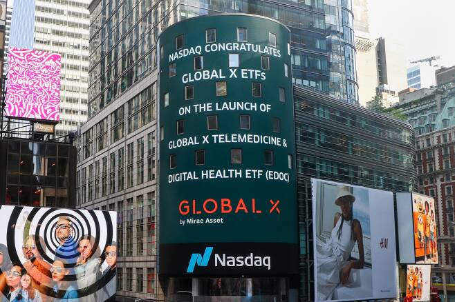 미국 뉴욕 타임스퀘어 나스닥 마켓사이트(NASDAQ MarketSite)에 표시된 ‘Global X Telemedicine & Digital Health ETF’ 상장 축하메세지/사진=미래에셋자산운용