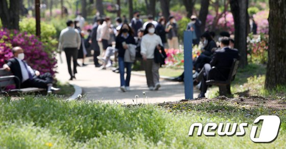 15일 오후 서울 영등포구 여의도공원에서 직장인들이 점심식사를 위해 가벼운 옷차림으로 이동하고 있다. /사진=뉴스1