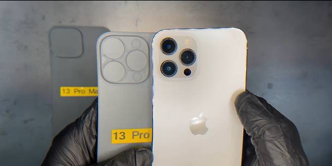 아이폰13 프로 맥스(왼쪽)와 아이폰12 프로 맥스 후면 비교. [출처=유튜브 채널 ‘Everything ApplePro E A P’]
