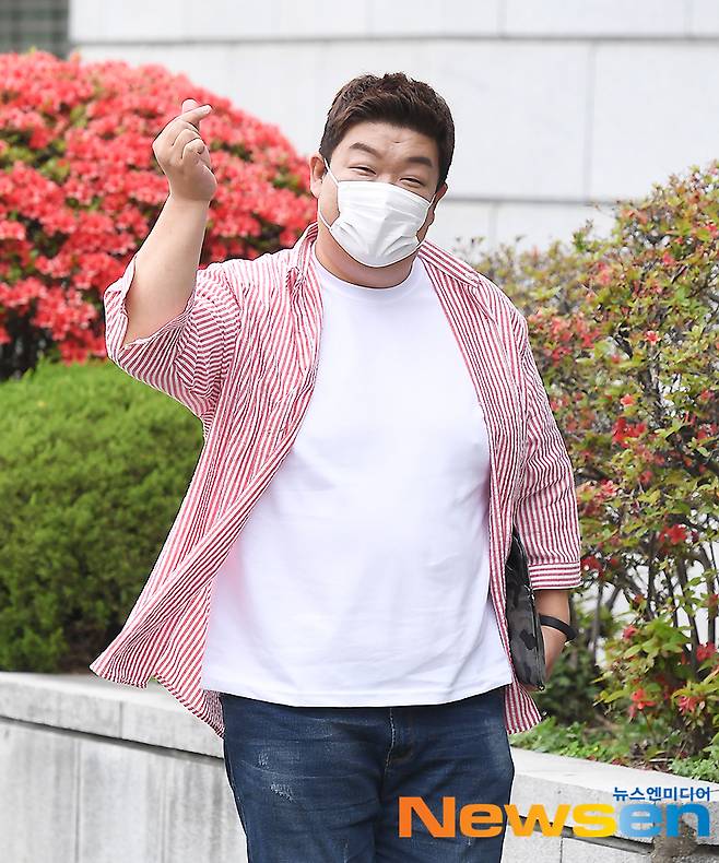 Comedian Yu Minsang is heading to the KBS annex in Yeouido-dong, Yeongdeungpo-gu, Seoul for the recording schedule of KBS 1TV With Issue Pick Sam on the afternoon of April 23rd.