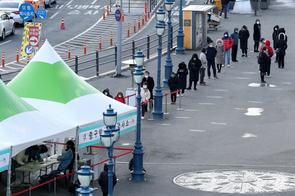 코로나19 신규 확진자수가 600명 대를 기록한 17일 오전 서울역광장에 마련된 임시선별검사소에서 시민들이 검사를 위해 대기하고 있다. 2021.2.17 연합뉴스