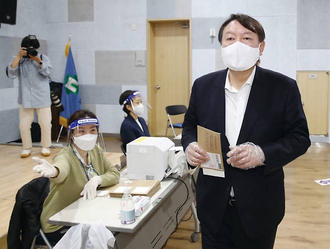 윤석열 전 검찰총장은 최근 정승국 교수를 찾아 청년실업 해법 등을 물었다.ⓒ시사저널 최준필