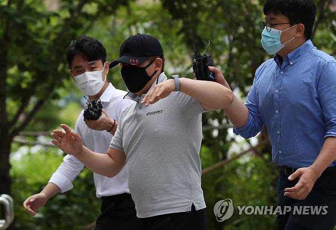 구급차 막은 택시기사 접촉사고 처리부터 하라며 구급차를 막아 응급환자를 사망에 이르게 했다는 논란의 당사자인 택시기사 최모씨가 지난해 7월 서울동부지법에서 열리는 영장실질심사에 출석하고 있다. [연합뉴스 자료사진]