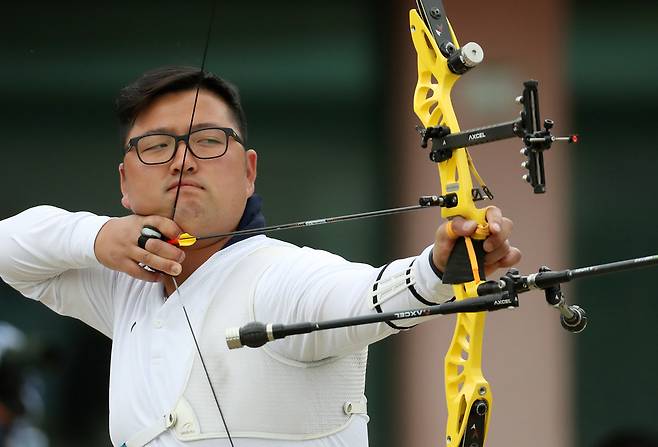 활시위 당기는 김우진. 23일 오후 강원 원주시 문막읍 동화리 원주양궁장에서 열린 양궁 국가대표 최종 2차 평가전 남자부 경기에서 김우진(청주시청)이 과녁을 향해 활시위를 당기고 있다. [원주=연합뉴스]